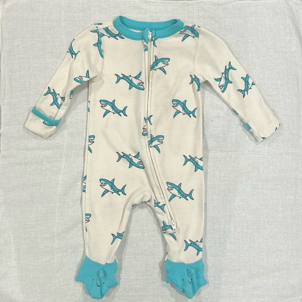 Old Navy Shark Onesie
Size 0-3m